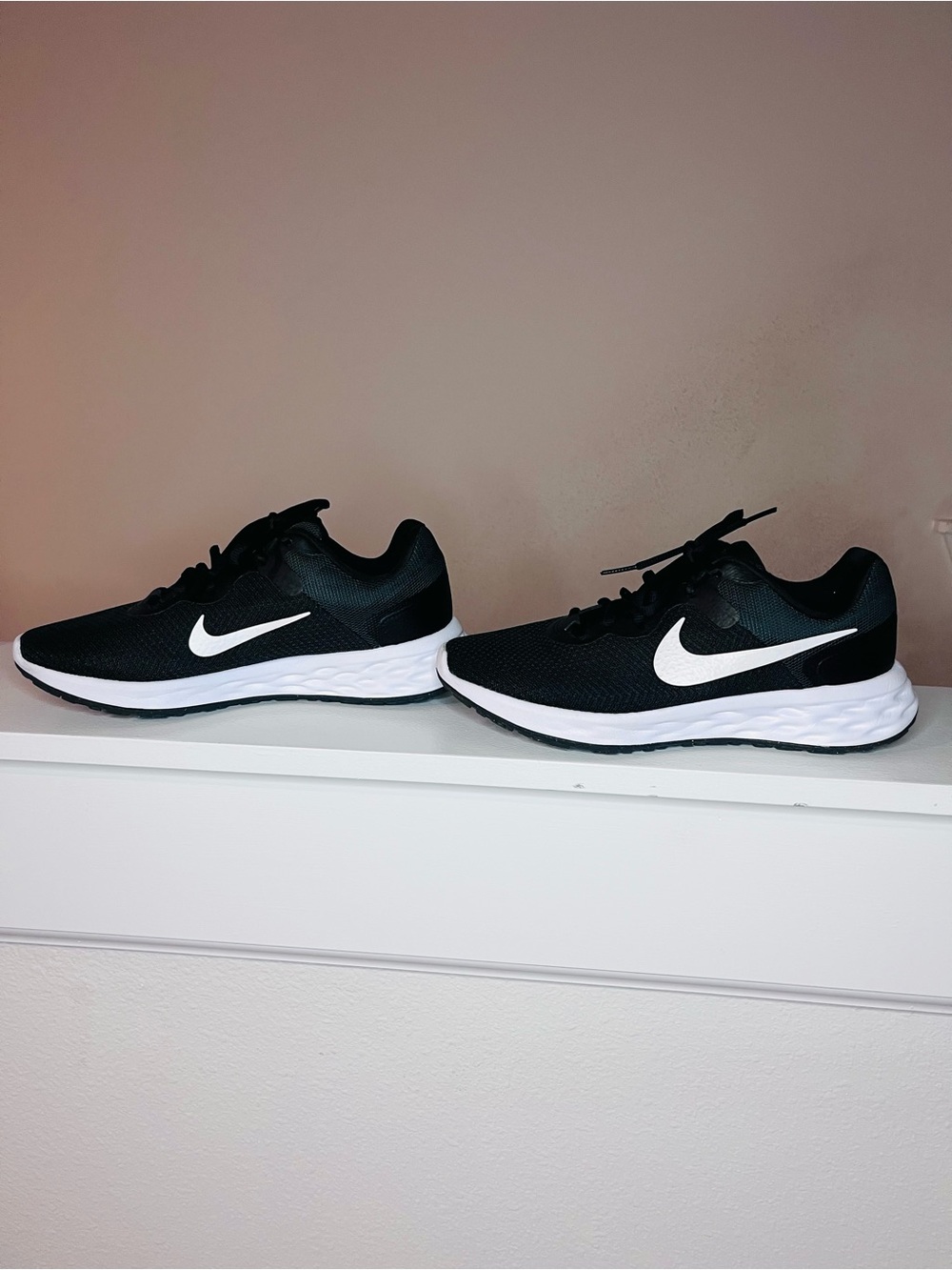 Nike Women’s Black and green Running Sneakers size 8 - Picture 2 of 11